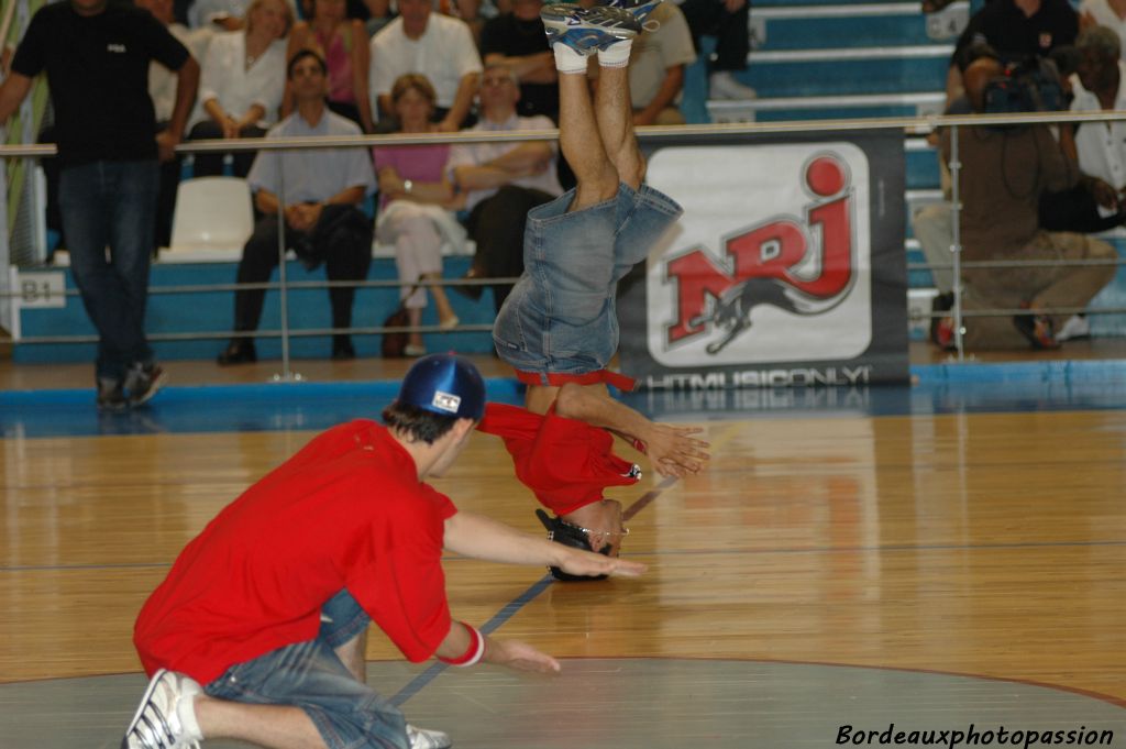 A chaque quart-temps, les rappeurs acrobates entrent en piste et chauffent encore plus la salle.