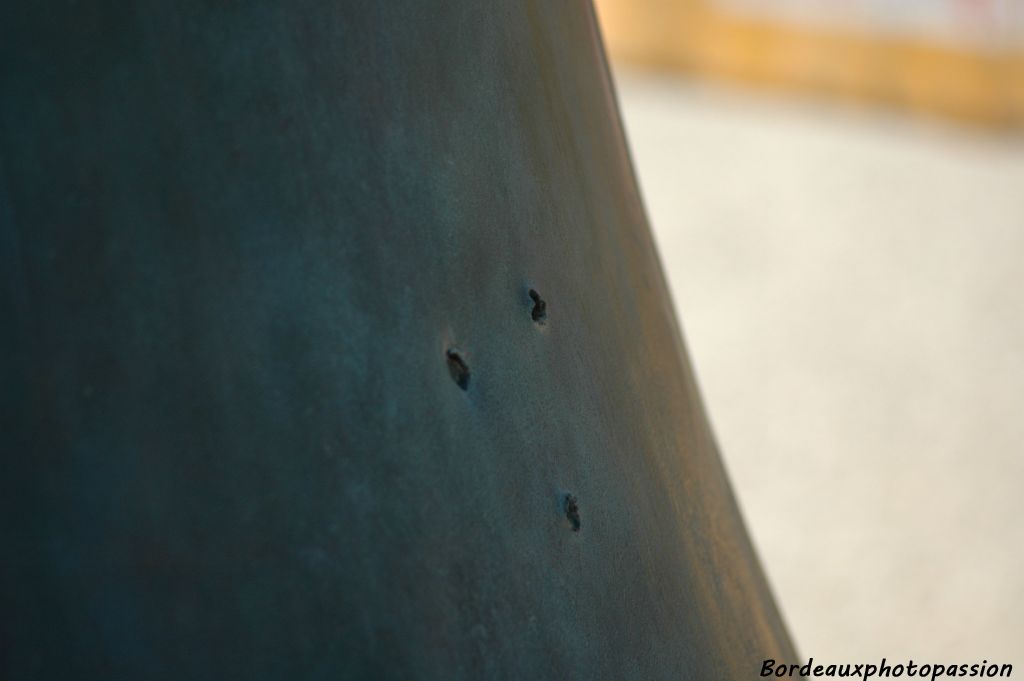  A la fin de la Seconde Guerre, un tireur embusqué tout en haut du monument a du essuyer quelques tirs, venant peut-être, de la terrasse du Grand-Théâtre.