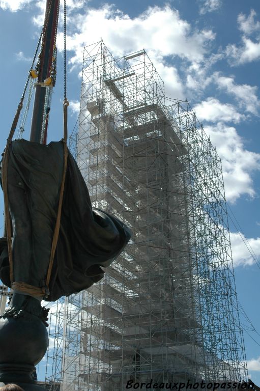 Pour la hisser tout en haut de la colonne, il faut effectivement une grue immense.