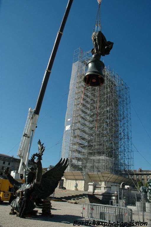 Avec la même précaution que pour Ariane V, la partie basse de la statue s'élève lentement.