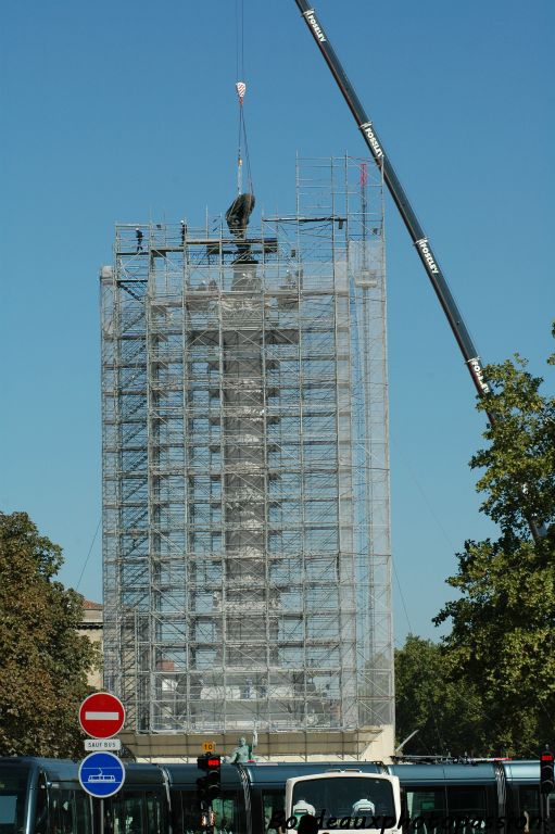 On applaudit le savoir-faire du grutier qui, quelques dizaines de mètres plus bas, déplace plusieurs tonnes de bronze au centimètre près.