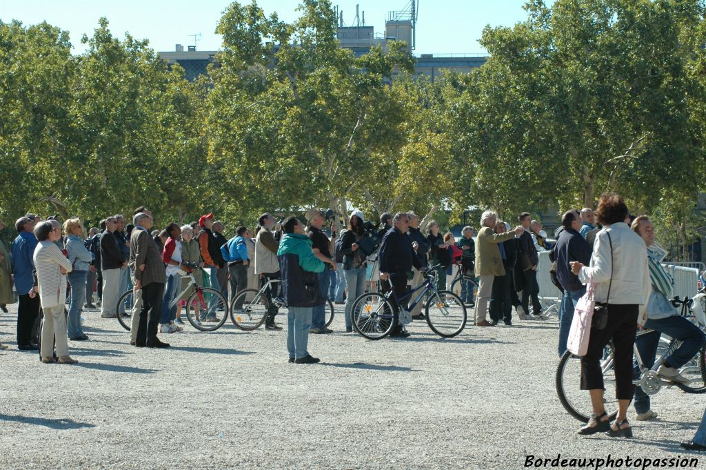 La montée au ciel de la République se fait sans grandes pompes mais les spectateurs sont captivés par le spectacle.