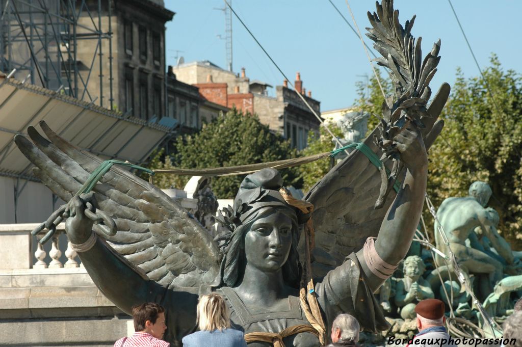 Les statues en arrière-plan donnent une idée de sa couleur initiale voici 3 mois !