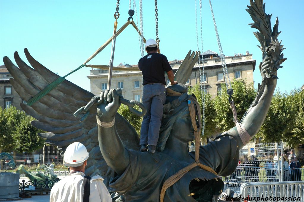 Une mi-statue allégée...