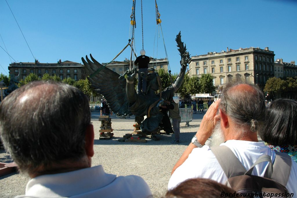 Les admirateurs sont toujours présents. Si la partie basse de la statue a retrouvé sa place vers midi, il est 15 heures et ...