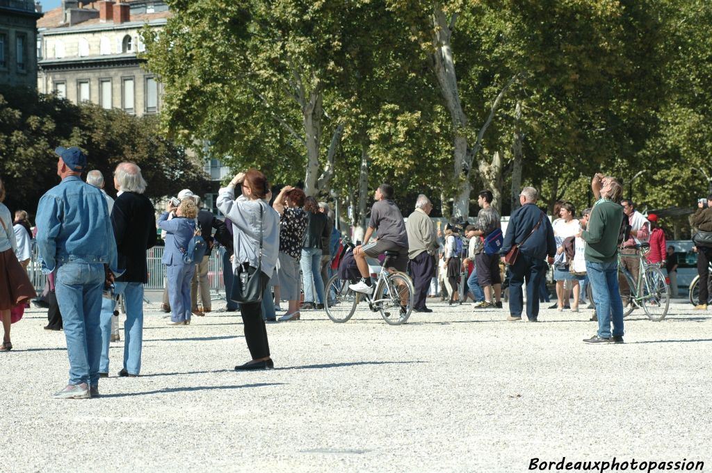 Les badauds éblouis.