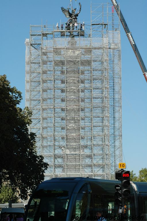 Les 11 mètres de la statue sont enfin rassemblées.