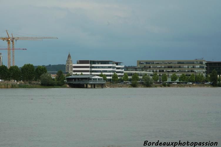 La rive droite, oubliée et boudée retrouve une certaine vie avec de nouvelles constructions.