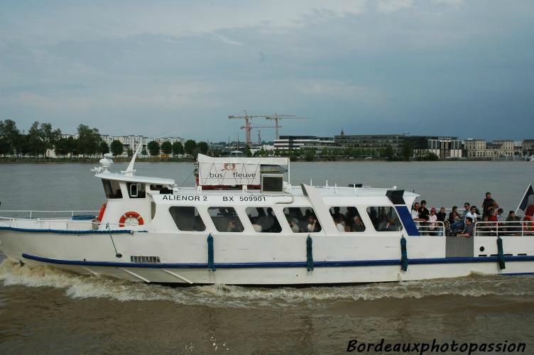 Originalité, remise en question, le bus du fleuve permet aux Bordelais de se déplacer quotidiennement avec le même ticket que le tram ou l'autobus.