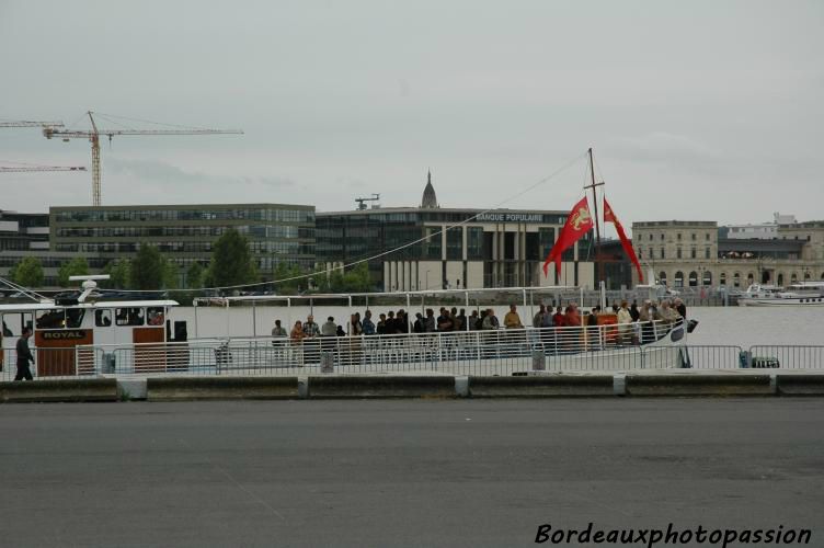 Tiens c'est la péniche Royal qui promène ses passagers !