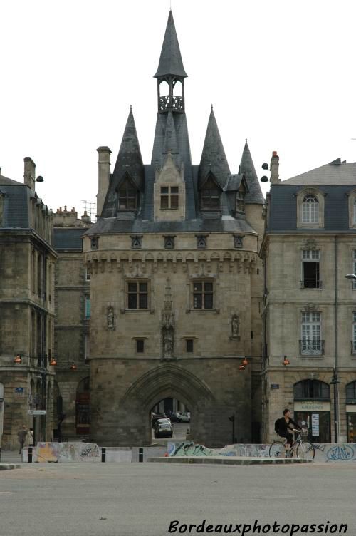 Il suffit de se retourner pour découvrir la ville, à la fois lointaine et présente. Imaginez au Moyen-Âge, la Garonne baignait les pieds de la porte Cailhau.