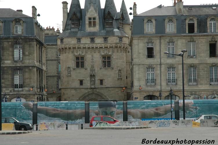 Non vous ne rêvez pas, les eaux baignent encore aujourd'hui la porte médiévale.