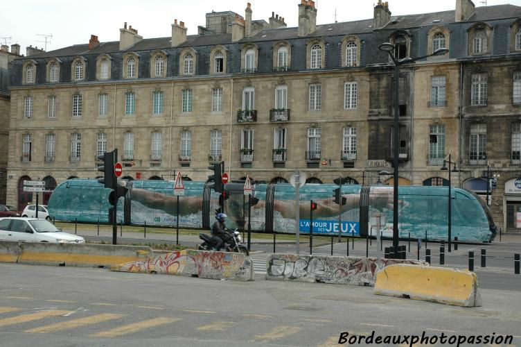 Inventé par une société locale, un film transparent est posé sur le tramway tout en laissant la visibilité aux passagers.