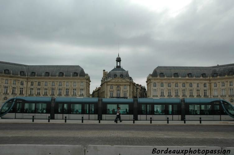 Place la Bourse le tramway de la ligne B est à l'arrêt.