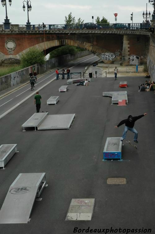 Revenons sur les quais. Une piste pour rollers et skates a été installée au pied du pont de pierre. Depuis les adeptes de la glisse ont une belle piste neuve toujours sur les quais.