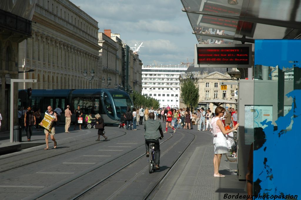 L'été, il n'est pas rare d'apercevoir, au bout d'une rue donnant sur le port, un paquebot de croisière.