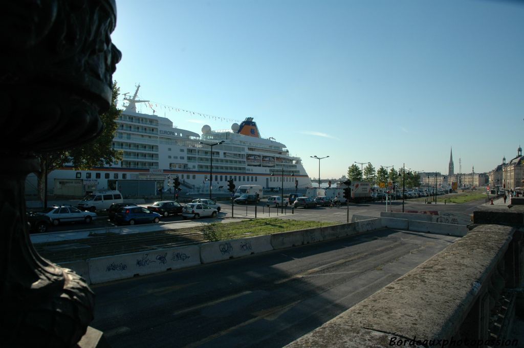 En septembre 2005, c'est l'Europa qui vient accoster face à la place des Quinconces.