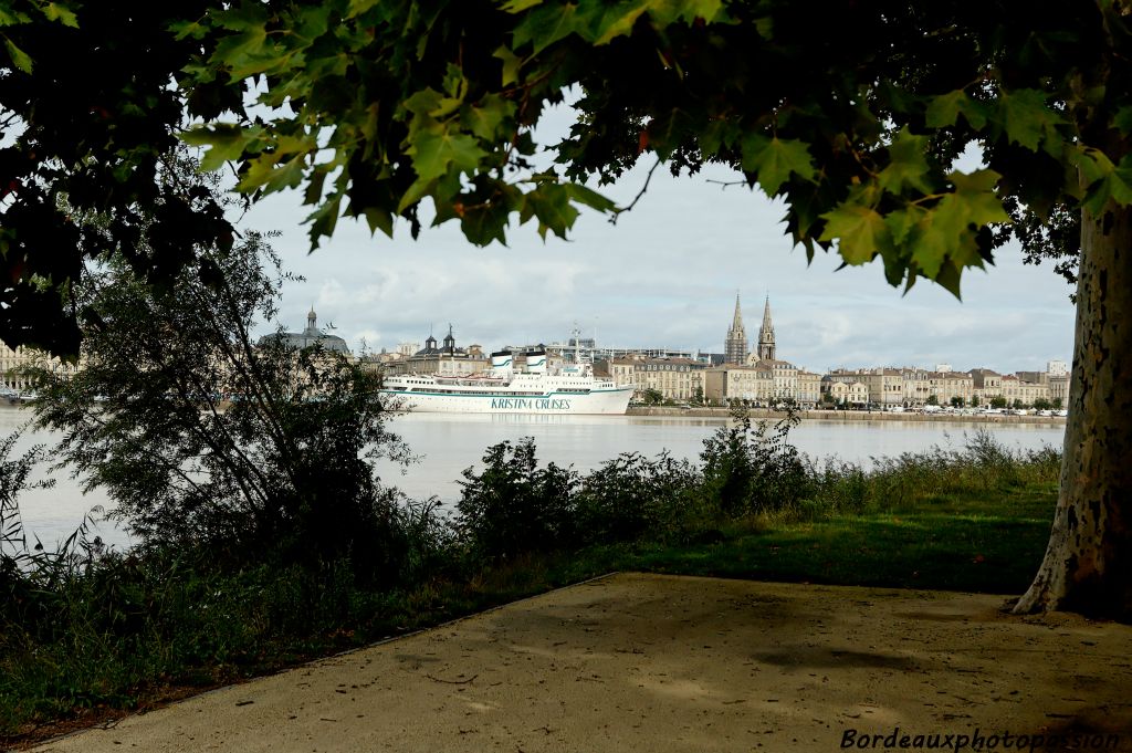 Fin août 2006, c'est le Kristina Regina qui accoste en face de la Bourse maritime.