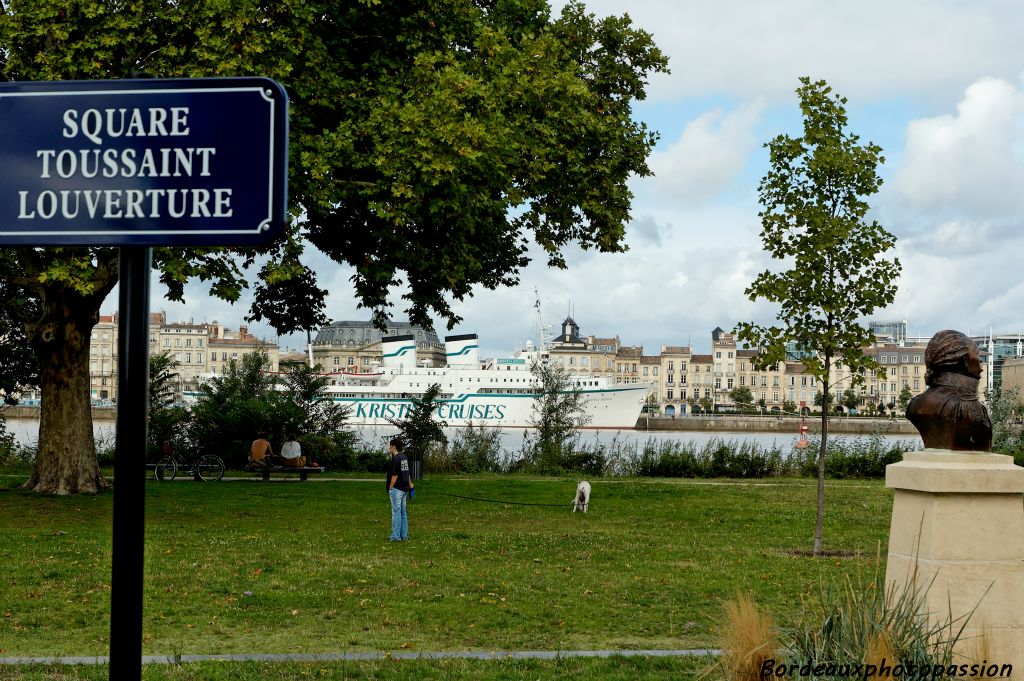 Du port de Bordeaux 550 expéditions négrières ont été organisées. Le square Toussaint Louverture est là pour le rappeler.