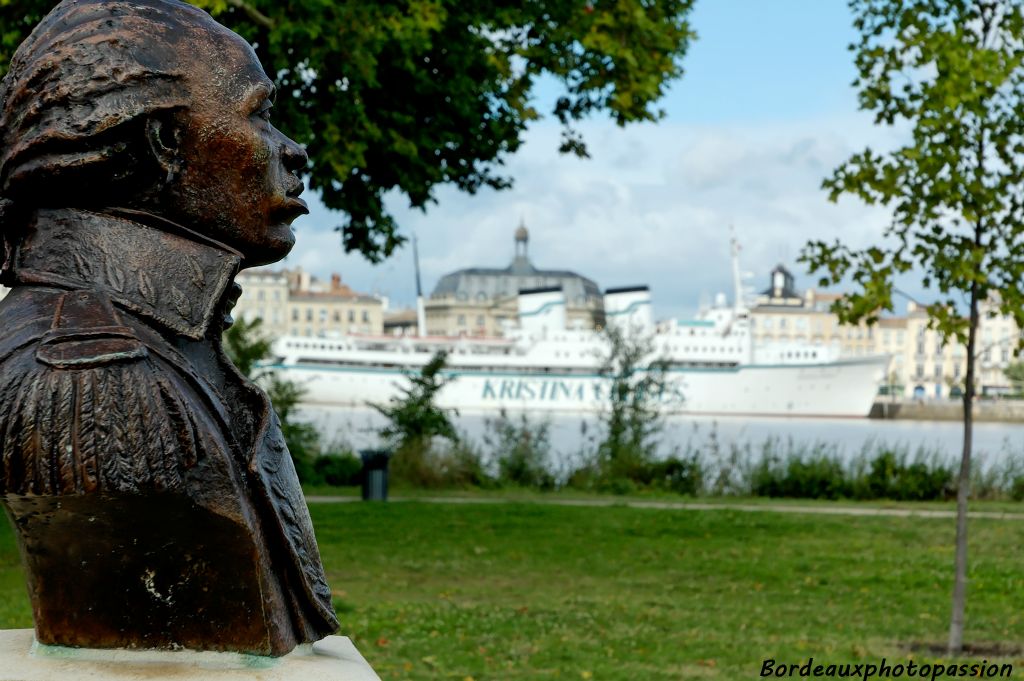 Ancien esclave, il deviendra gouverneur général de Saint Domingue après avoir pris la tête d'une rébellion des esclaves. Napoléon 1er le  fera arrêter et emprisonné en France où il mourra.