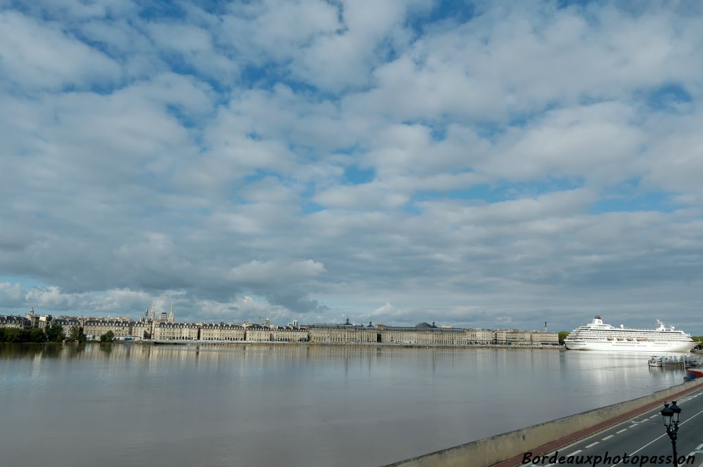 La plus belle façade du XVIIIe siècle en Europe comme décor. On comprend pourquoi Bordeaux est une escale incontournable pour les bateaux de croisière.