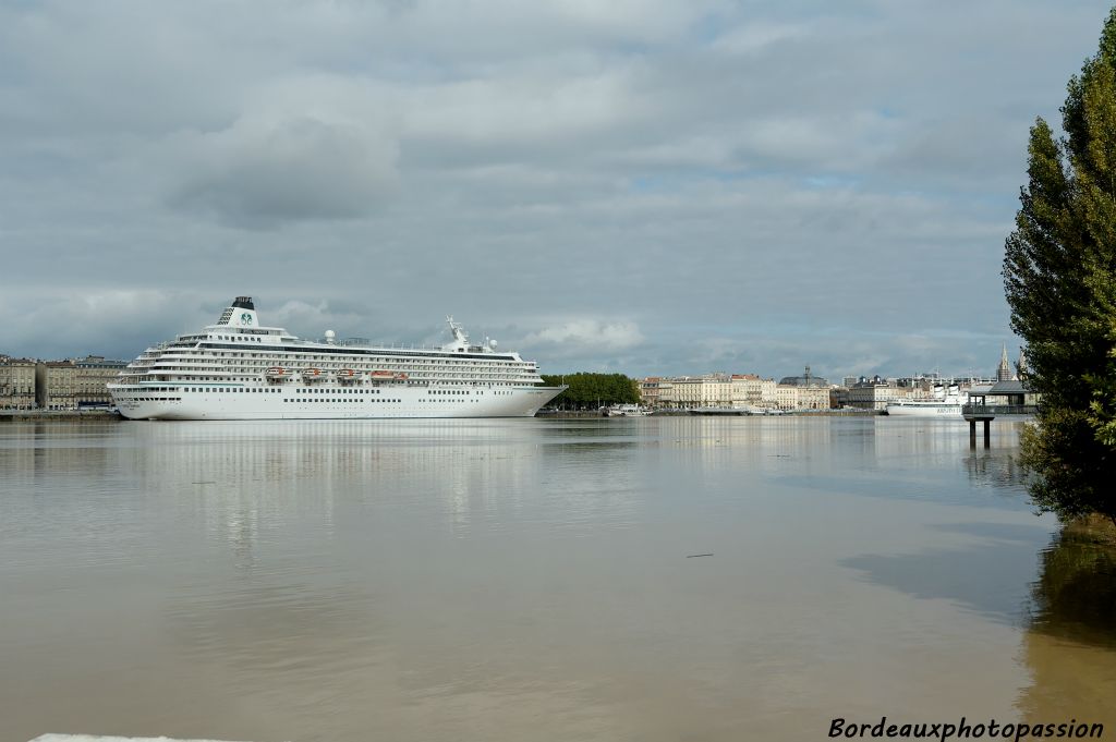 Quel contraste entre la blancheur du navire et la couleur des eaux boueuses de la Garonne.