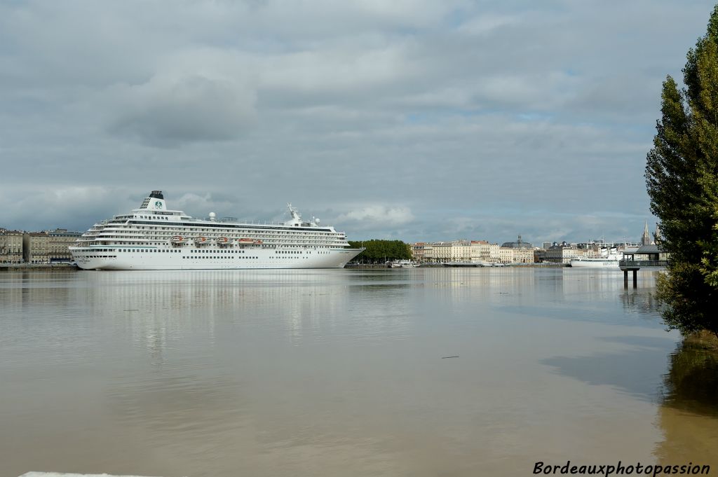Quel contraste entre la blancheur du navire et la couleur des eaux boueuses de la Garonne.