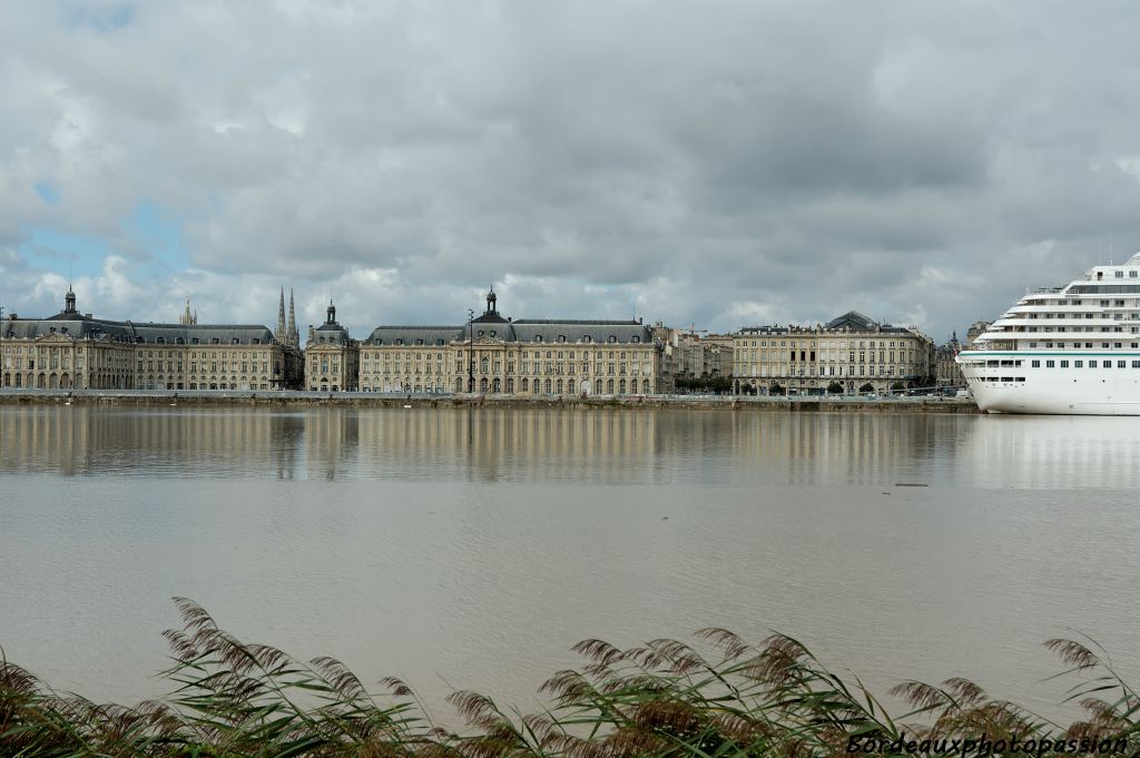 Le Cristal Symphony a jeté l'ancre à quelques encablures de la place de la Bourse.