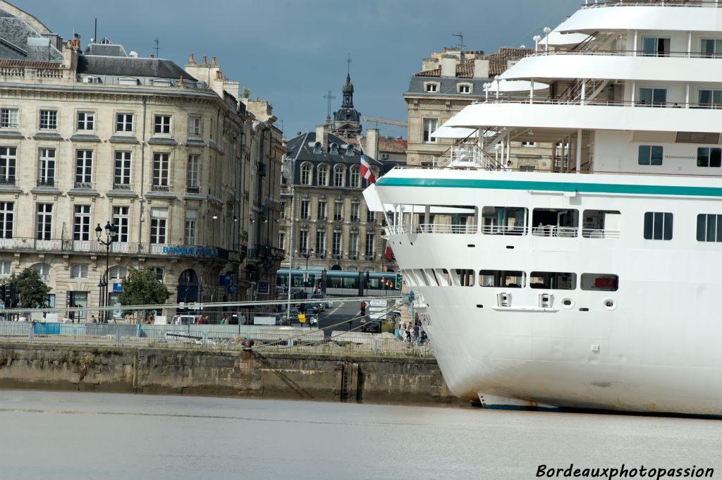 Même le tramway semble vouloir monter à bord de ce paquebot prestigieux.