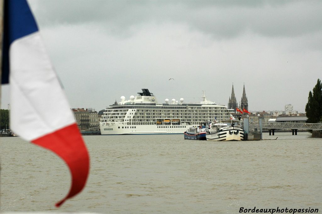 Ce bateau n'est pourtant pas comme les autres. Ses appartements sont des concessions de 70 ans à de riches propriétaires.