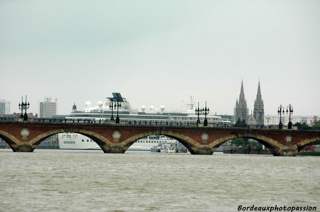 Ces appartements de luxe flottants peuvent faire le tour du monde mais impossible de passer sous le pont de pierre de Bordeaux.