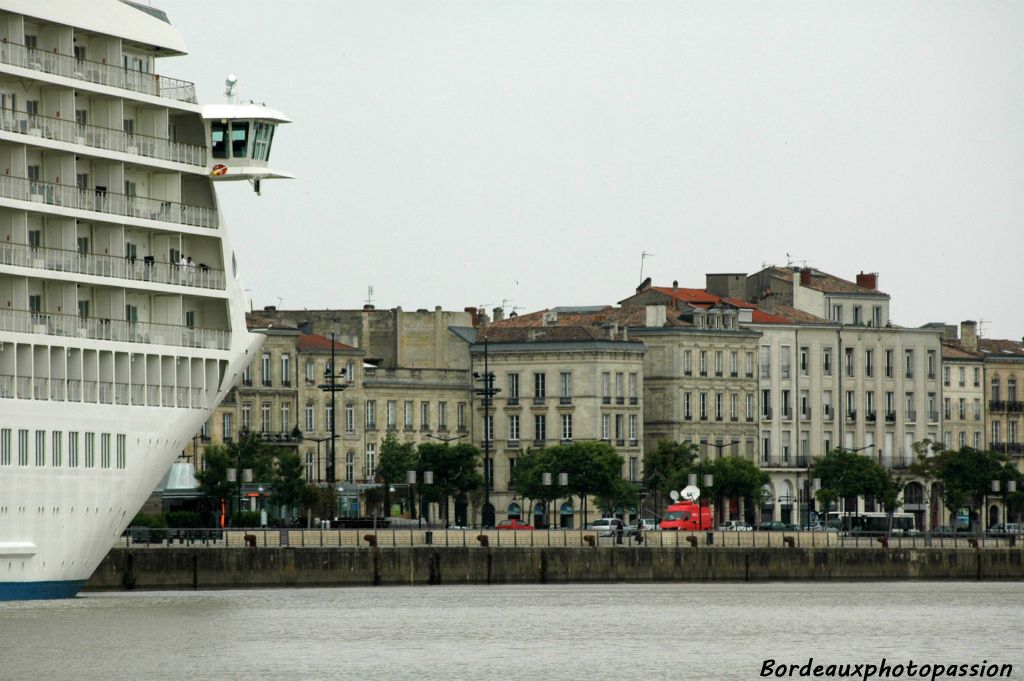 On appelle ce genre de bateau, paquebot résidentiel.