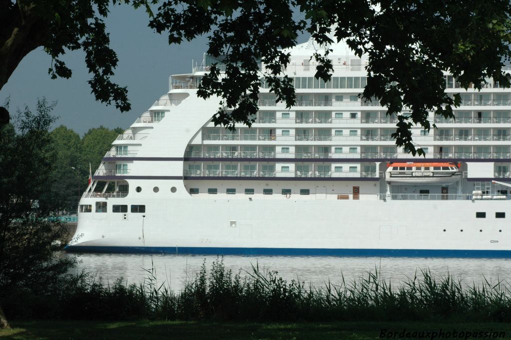 Juin 2007, le Seven Seas Voyager  pointe sa poupe face à la place des Quinconces.