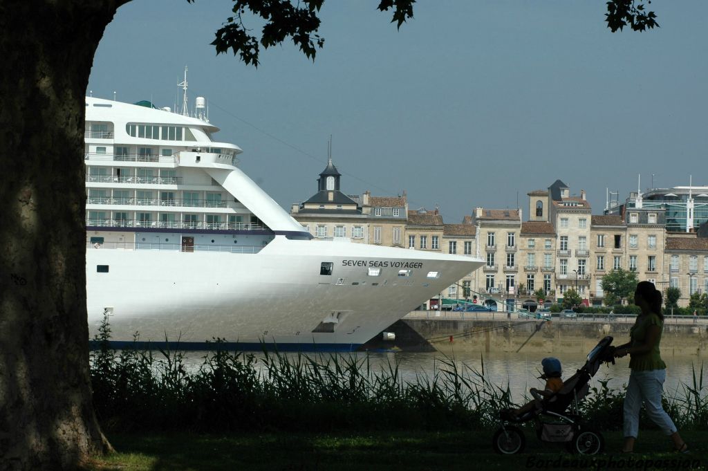 Sa proue est plutôt entre la bourse maritime et l'hôtel Fennwick.