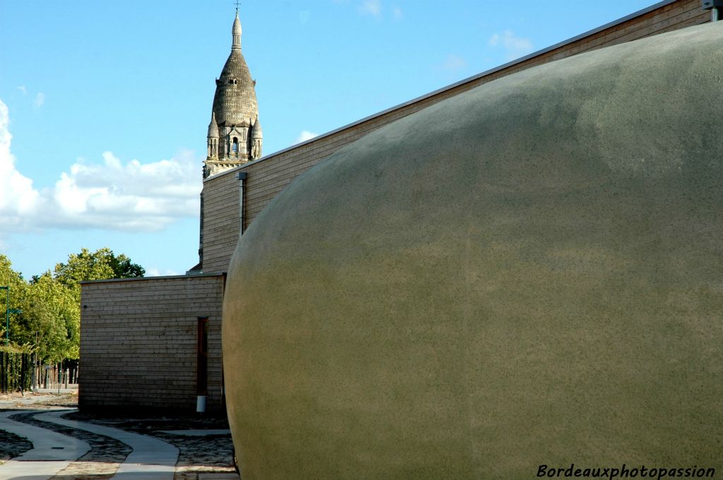 Vous êtes sur la rive droite de la Garonne, dans le jardin botanique de Bordeaux avec l'église Sainte-Marie de la Bastide en arrière-plan.