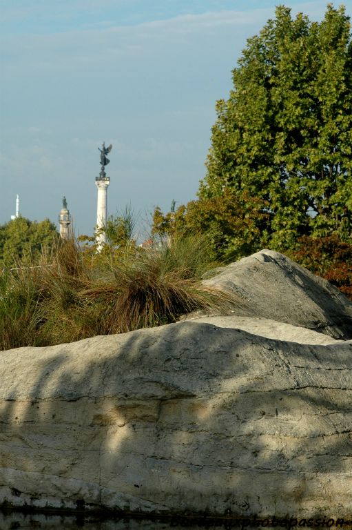 Attention, entre ce jardin et la place des Quinconces, vous devrez franchir la Garonne !