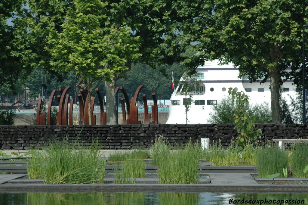 ... à moins qu'un paquebot ne vienne boucher la vue ou bien une scuplture monumentale de Bernar Venet.