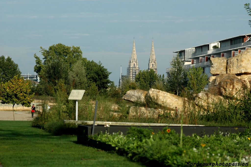 Sur la rive gauche, les deux flèches de l'église Saint-Louis des Chartrons s'invitent au spectacle.