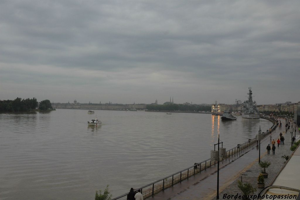Jeudi 31 mai 2007, 7 heures du matin, le temps est gris comme le croiseur Colbert qui doit quitter le port de Bordeaux.