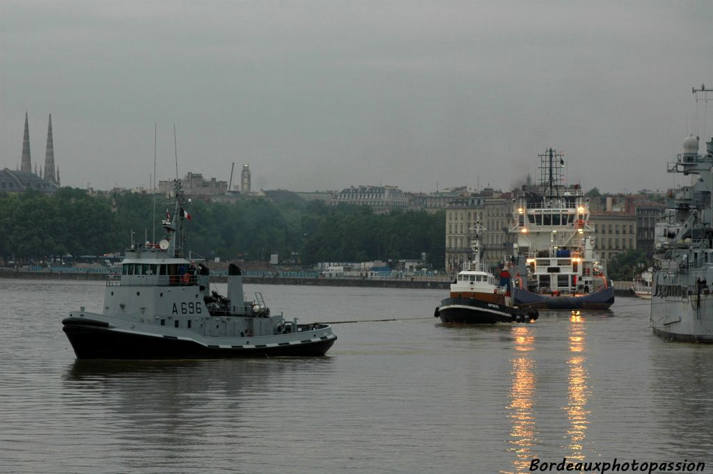 Devant, le remorqueur "Buffle", suivi par un bateau du Port autonome de Bordeaux, puis par le remorqueur "l'Argonaute".