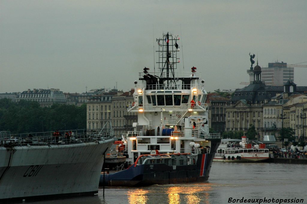 À l'arrière, le plus gros remorqueur, l"Argonaute" semble suivre, attendant son heure pour intervenir à son tour.