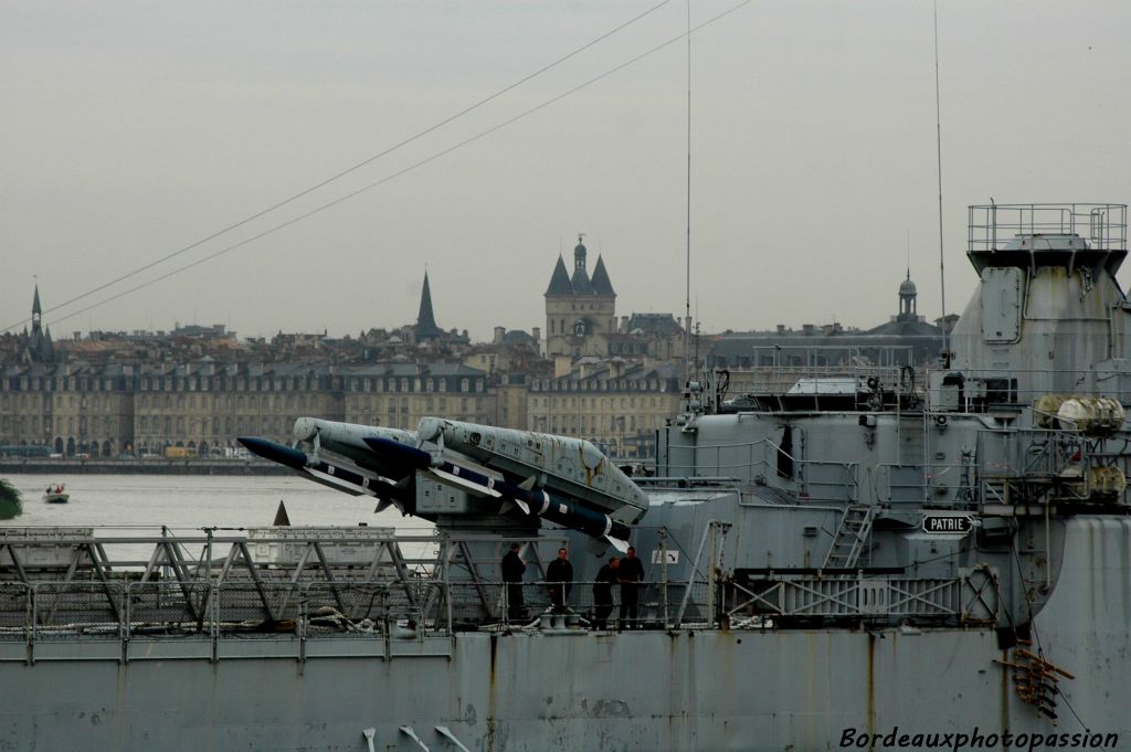 Au loin, la Grosse Cloche reste muette. C'est elle qui sonnait pourtant à chaque évènement important à Bordeaux.