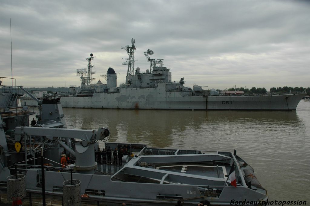 À son passage, les marins du "Rari" rendent hommage à celui qui a servi la France depuis 1956, avant de devenir un musée bordelais.