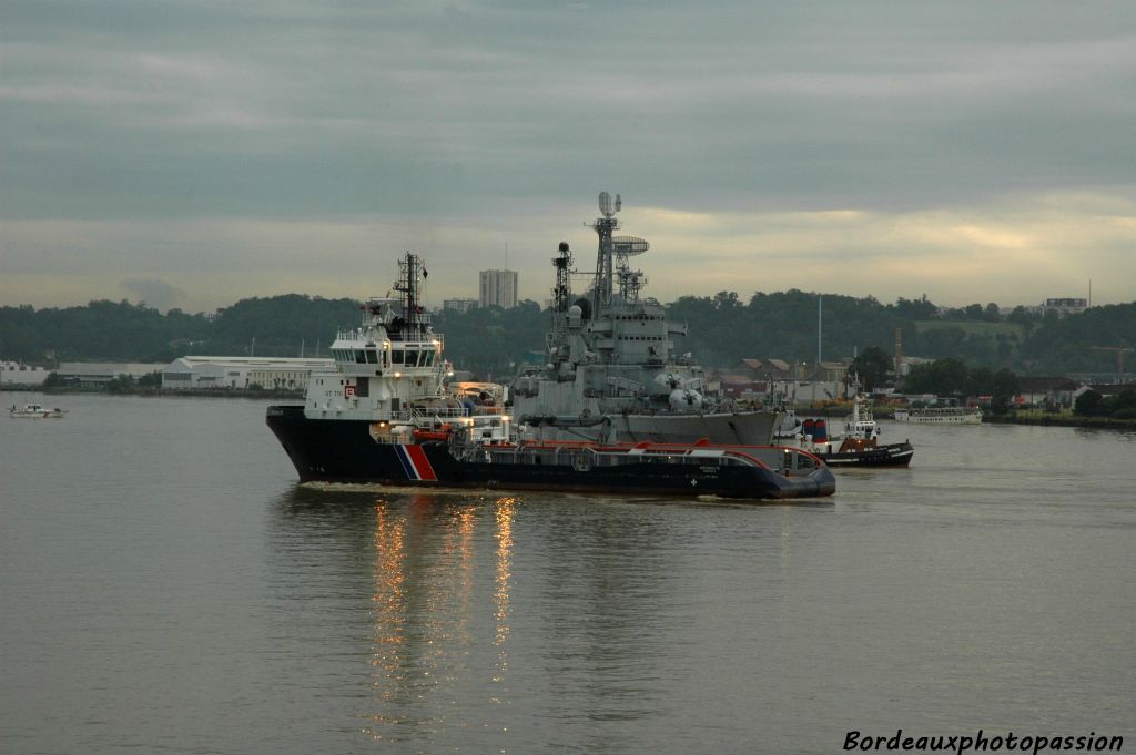 Au milieu du fleuve, le Colbert s'est arrêté. L'Argonaute commence à le contourner pour prendre le commandement.