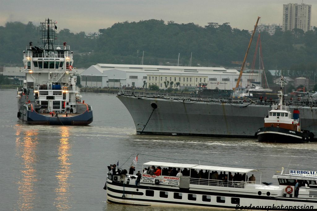 Le remorqueur le plus puissant va le tracter sur la Garonne, l'estuaire de la Gironde puis sur l'océan Atlantique.