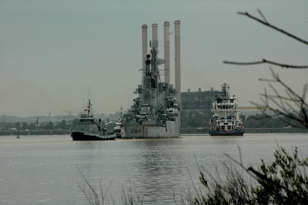 Non, le croiseur ne va pas foncer sur la centrale. Il suit scrupuleusement les remorqueurs dans le chenal.