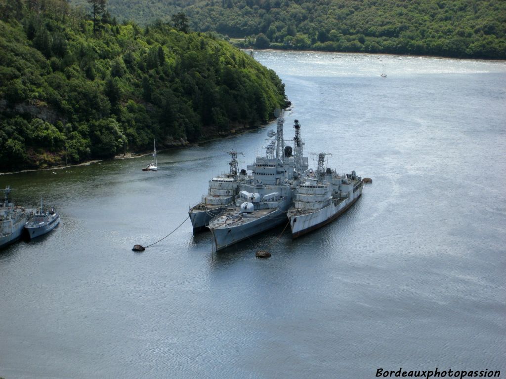  ... l'autre encore plus paisible pour les bateaux militaires en fin de vie. Le Colbert attend son heure...