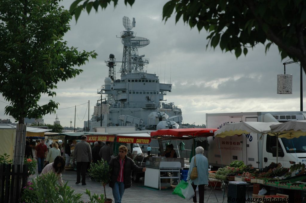 Bon débarras ! disent certains. Un port sans bateaux? disent les autres