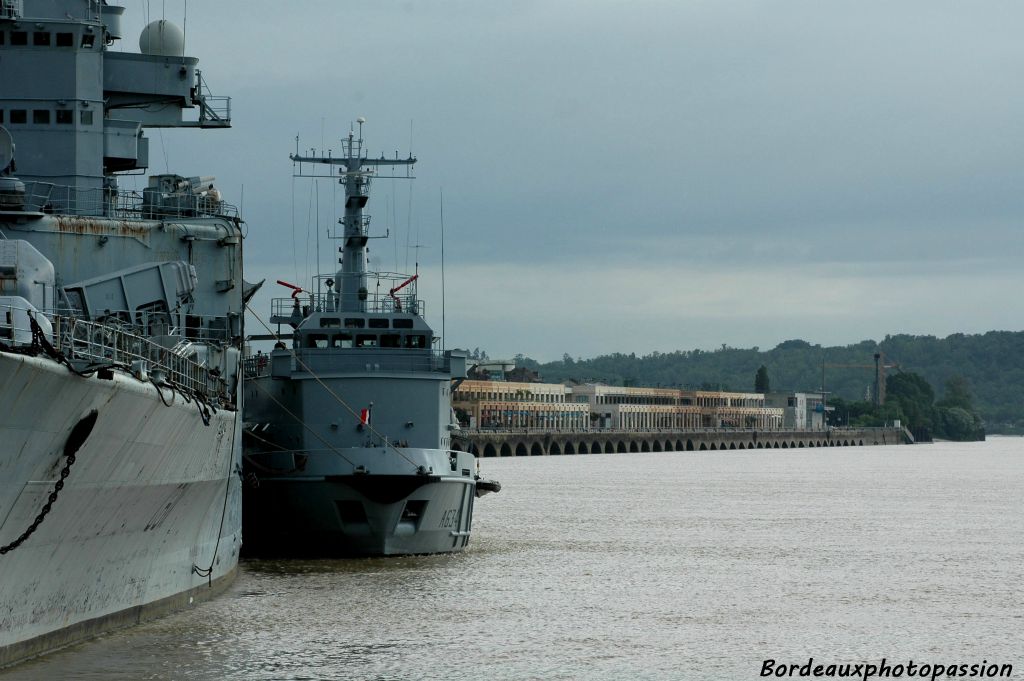 Trois remorqueurs l'aideront à remonter le dangereux estuaire de la Gironde puis ce sera l'océan jusqu'à la rade de Brest.