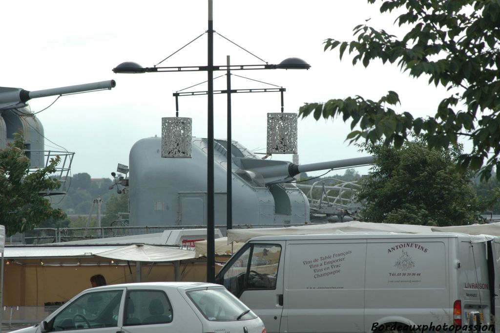 Tant pis ! Ses gros canons ne défendront plus les Bordelais ! Mais ces armes pointent vers où ? 